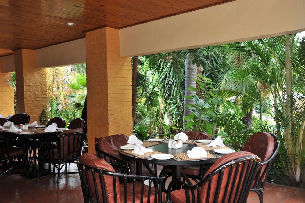 SAFARI LODGE HOTEL & CONVENTION CENTRE 30/50