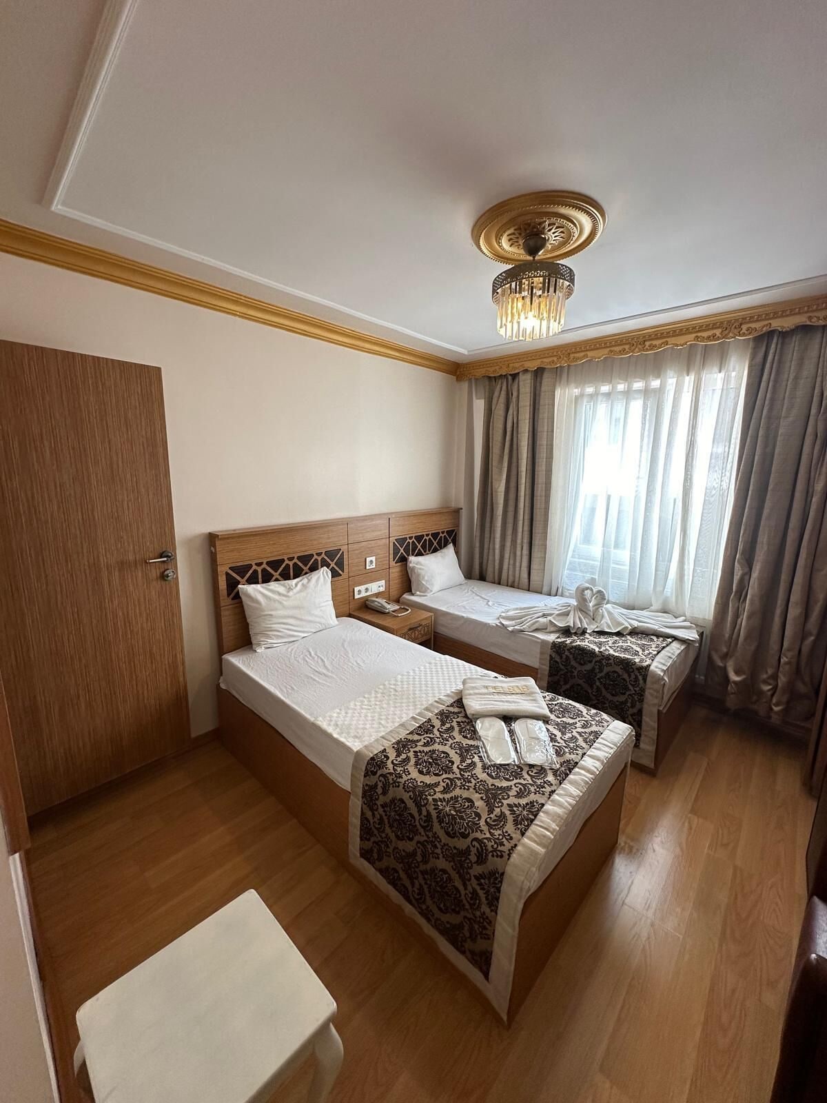 ROOM, TWIN BEDS