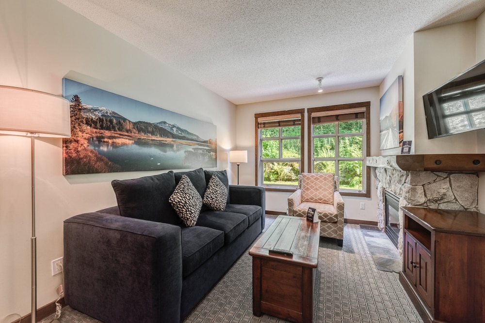 Blackcomb Springs Suites by CLIQUE 34/70