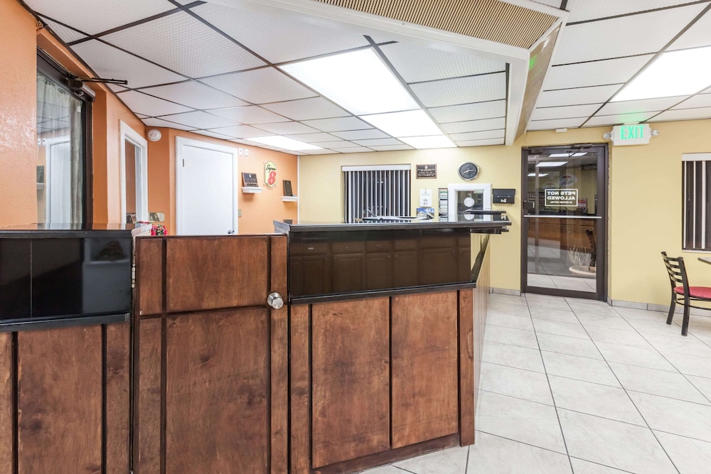 Super 8 By Wyndham Clinton 7/40