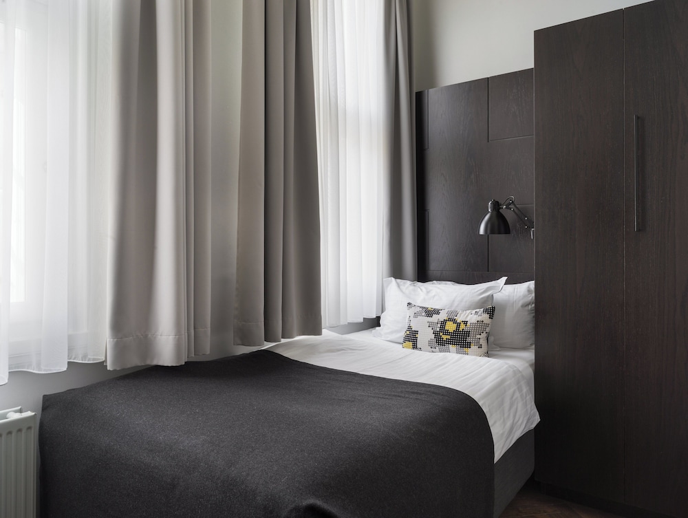 ROOM, SINGLE