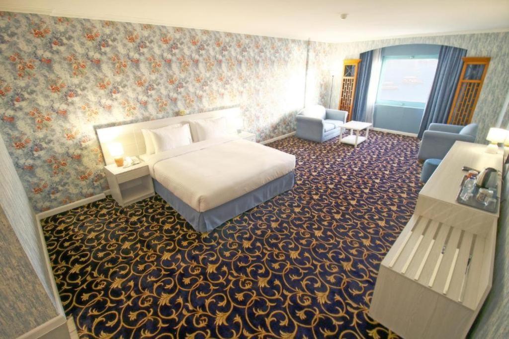 Heritage, Premier, King Bed, with View