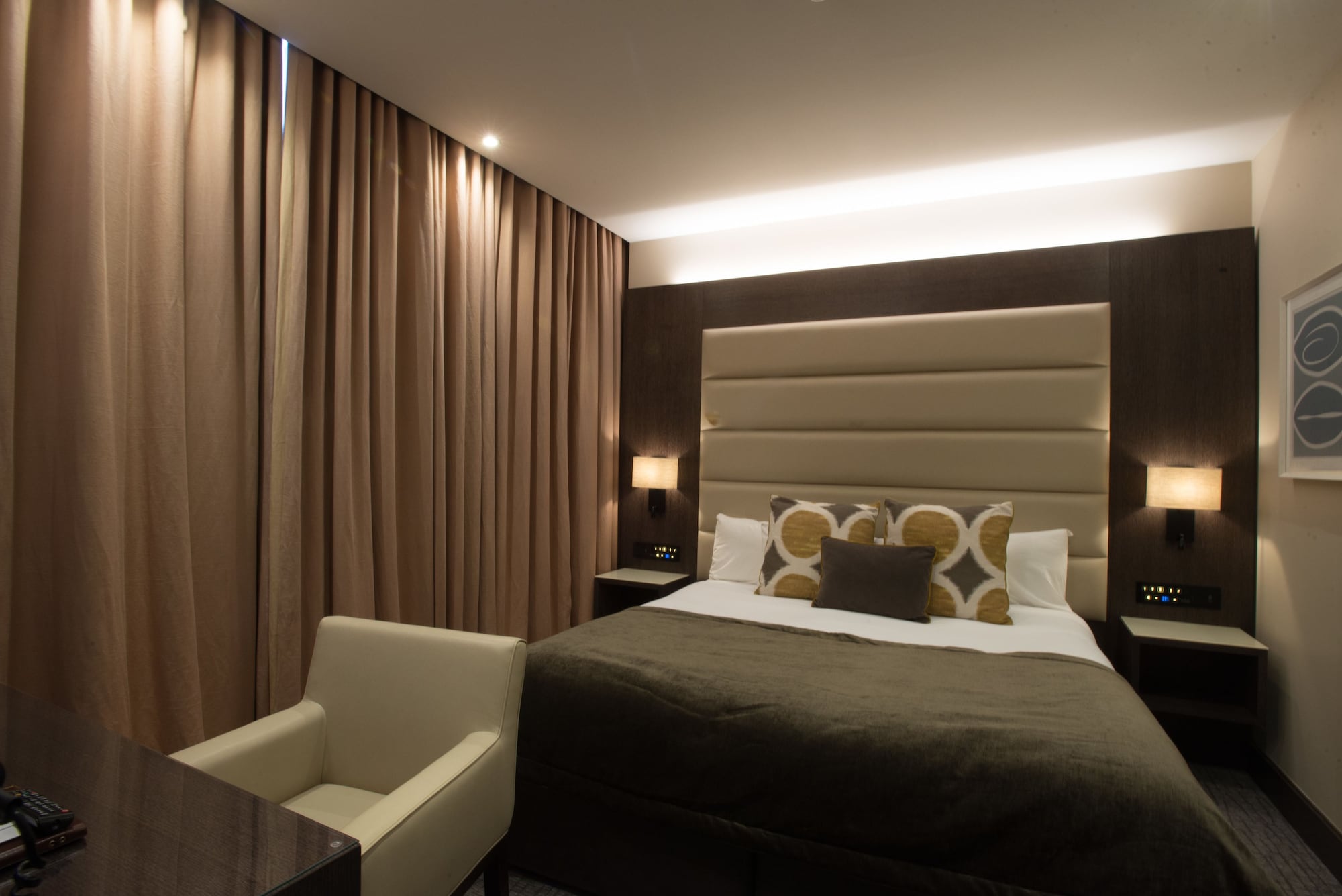DELUXE, DOUBLE OR TWIN BED