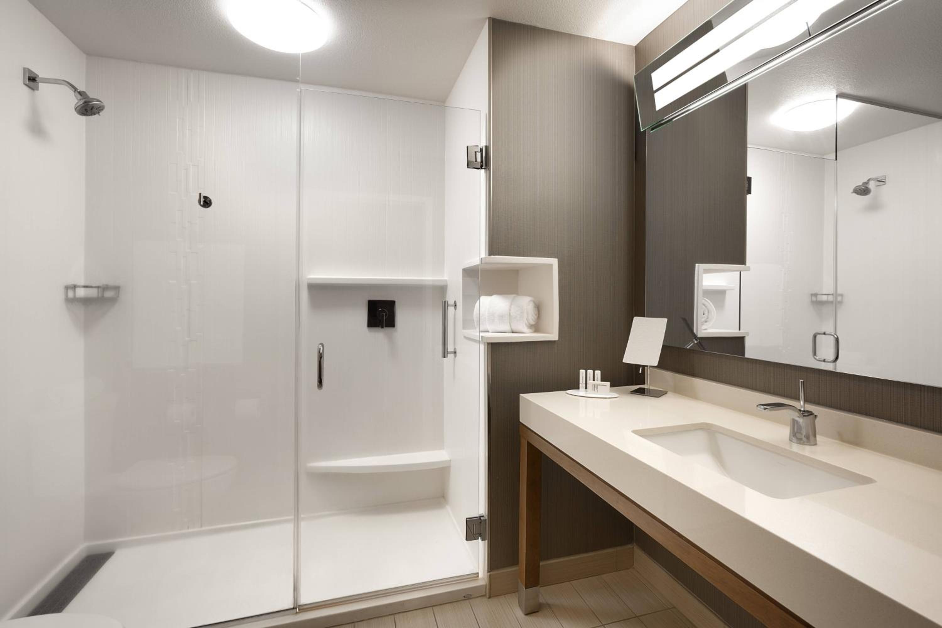 غرفة بسرير كينج وسريرين كوين، Courtyard Cedar City 3/5