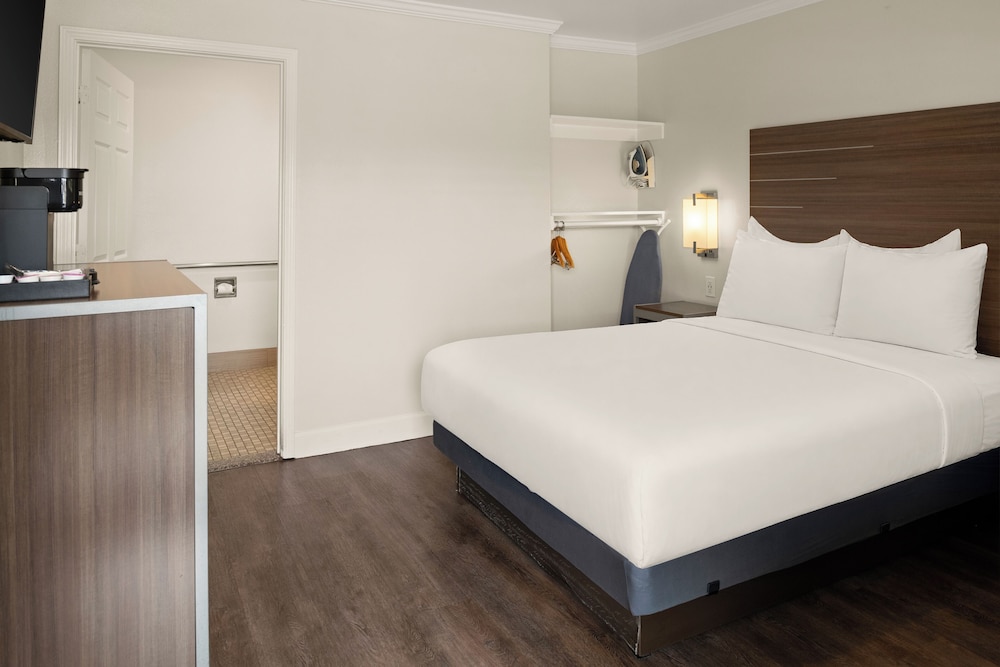 ROOM, QUEEN BED