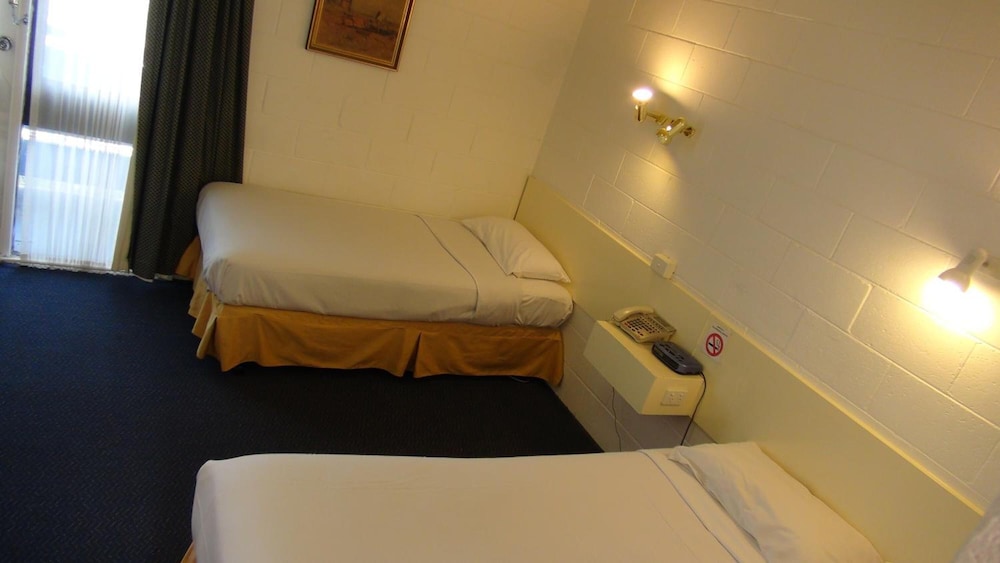Pathfinder Motel 18/50