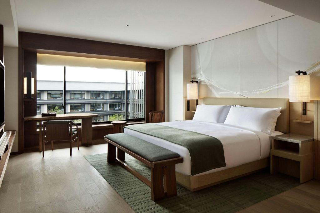 Garden Suite, Suite, King Bed, Garden View