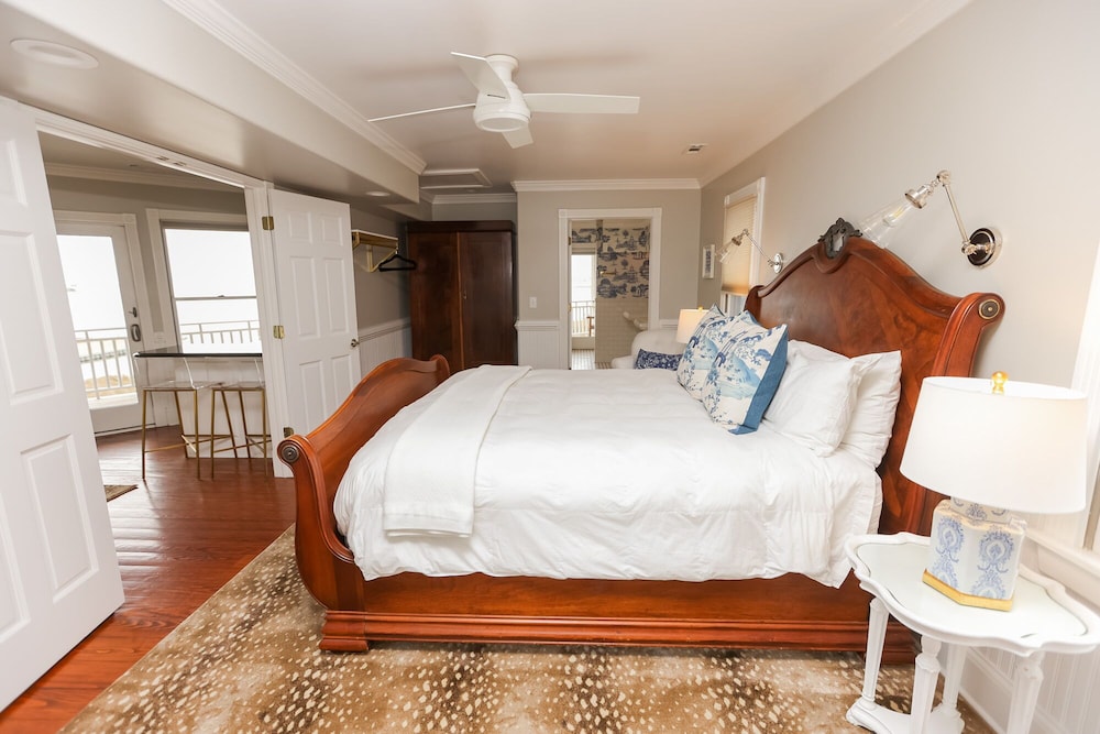The Burrus House Inn Waterfront Suites 14/50