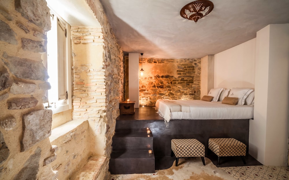 THE RIAD 27/28