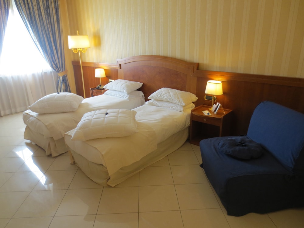 COMFORT, TWIN BEDS