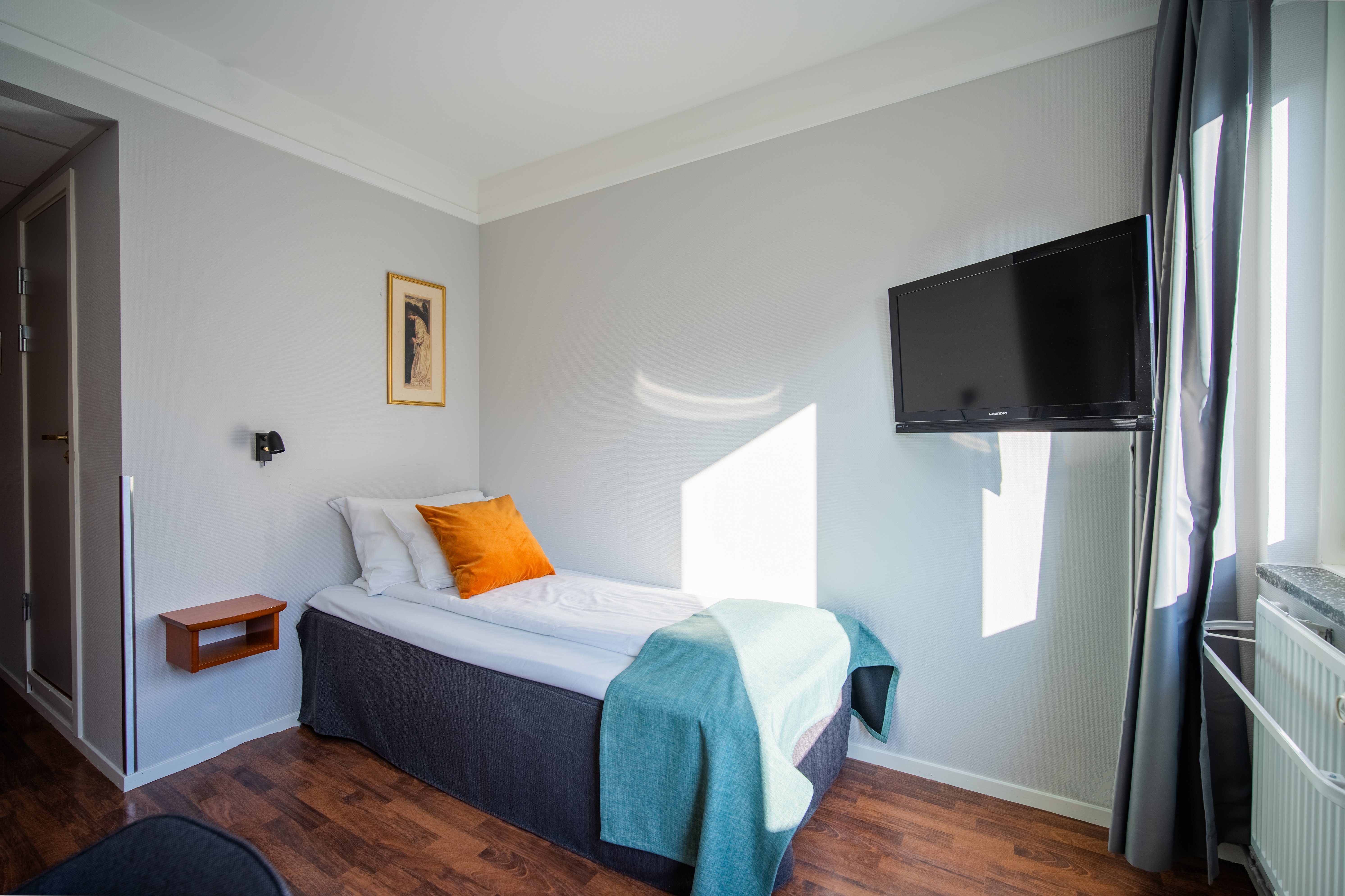 Enter Amalie Hotel 20/79