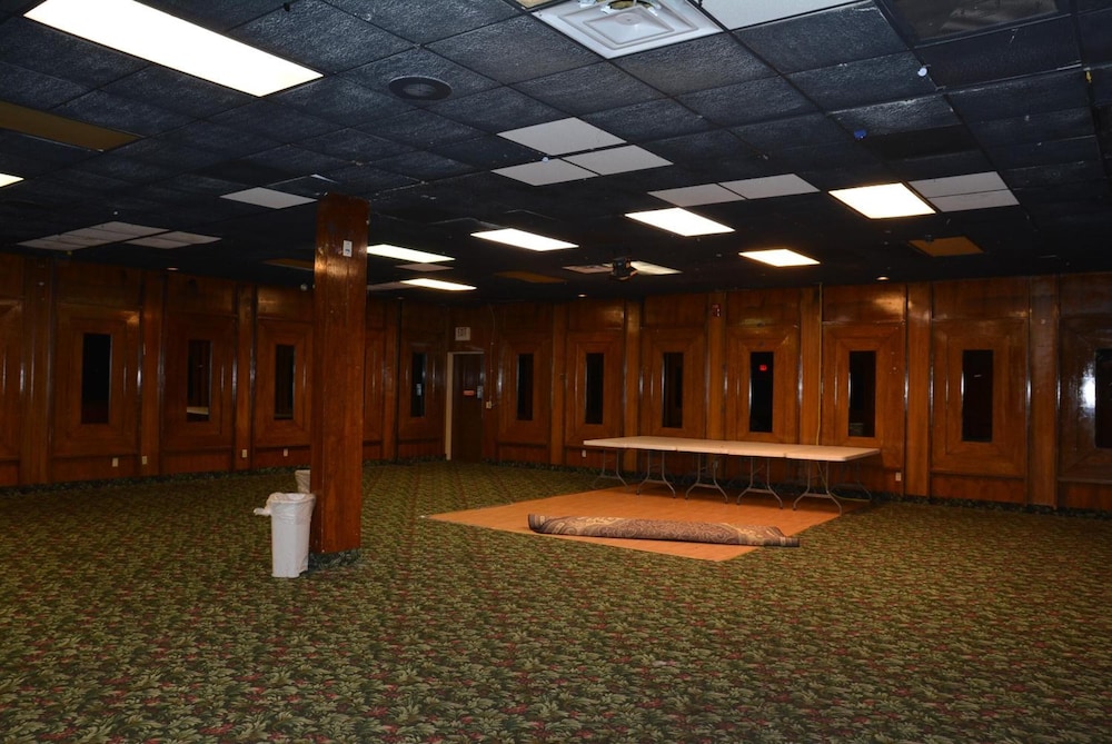 Lincoln Inn Express Hotel And Suites 22/28