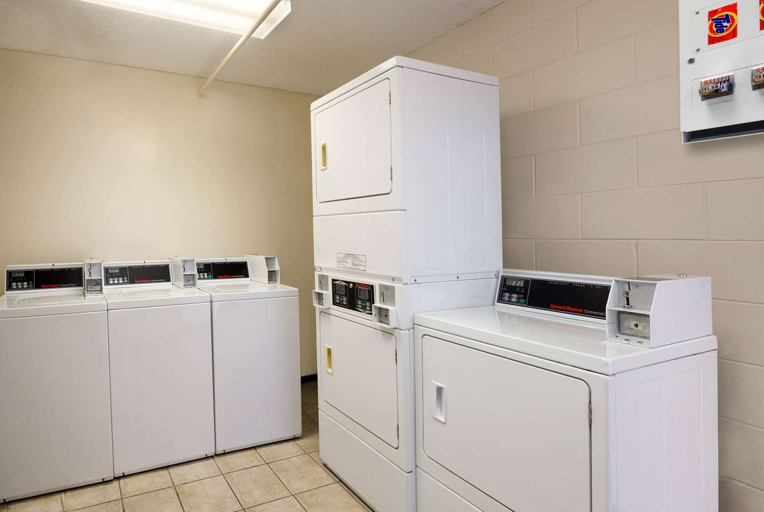 Days Inn by Wyndham Orlando Conv. Center/International Dr 15/43