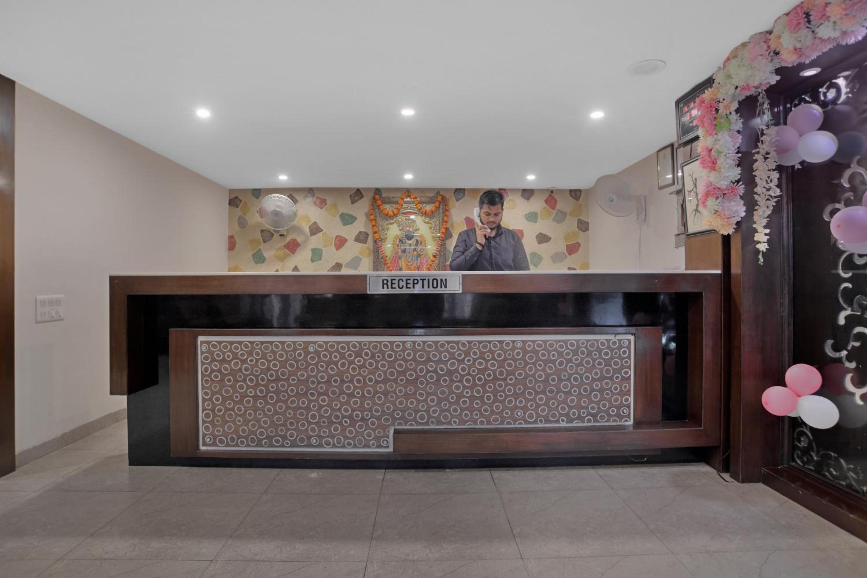 Super Townhouse Divya Palace 10/69