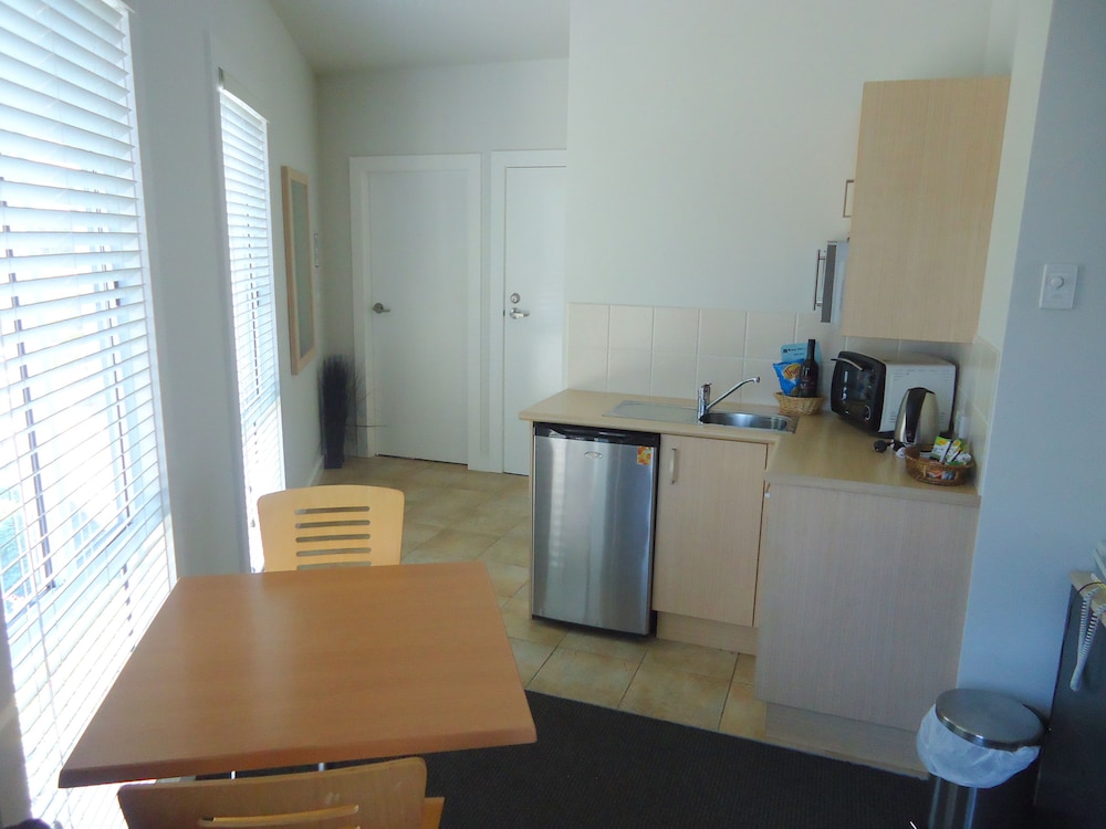 Aston Hill Motor Lodge 4/43