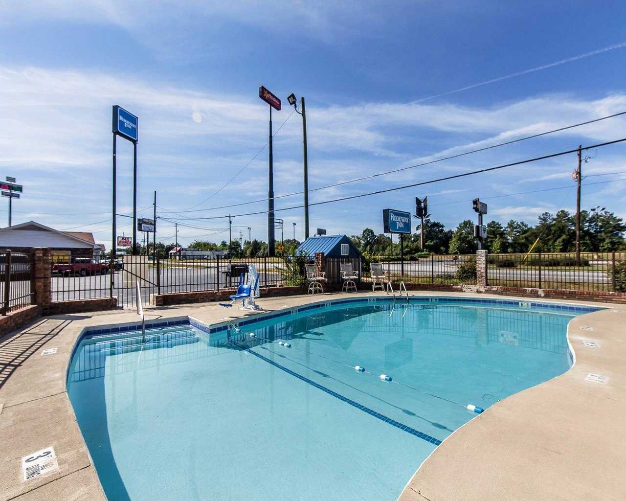 Days Inn by Wyndham Calhoun GA I-75 and US-41 20/28