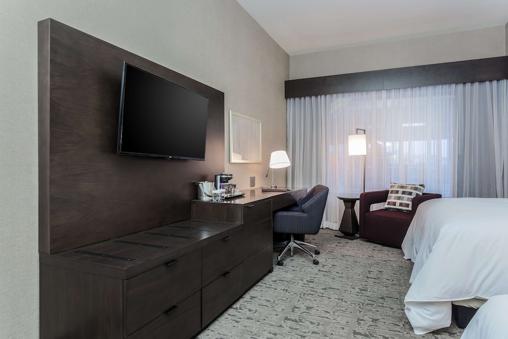 DOUBLETREE BY HILTON EVANSVILLE 68/74