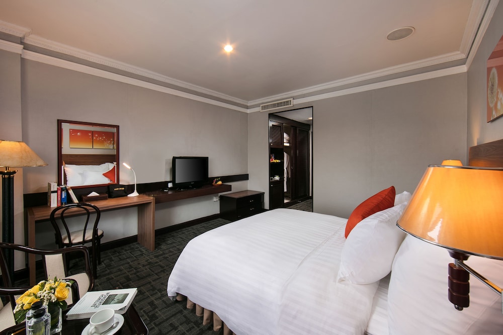 Lake Side Hotel 22/63