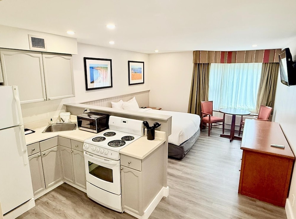 Conference, Standard, Queen Bed, Kitchen