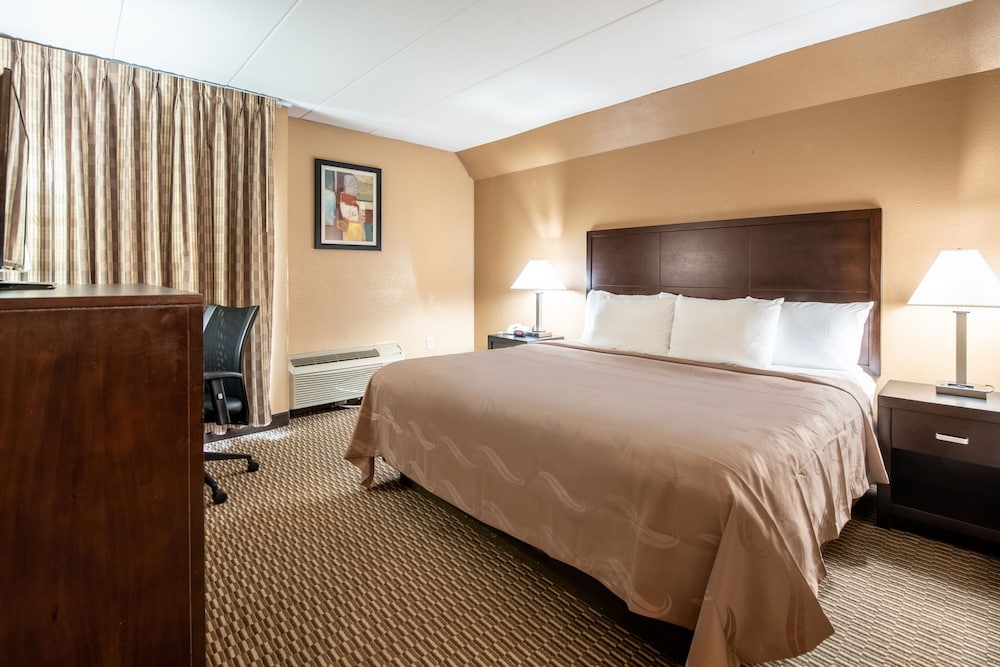 Quality Inn & Suites Cincinnati Uptown Norwood 16/45