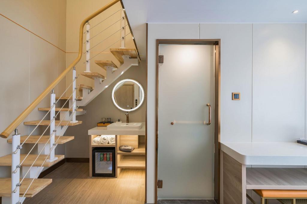 Dequan Luxury Hotel (Chaoyang High speed Railway Station Shilibao Subway Station Branch) 49/50