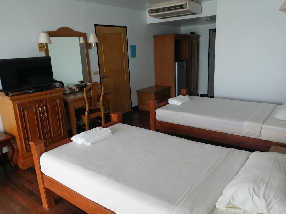 Jansom Beach Resort 11/67
