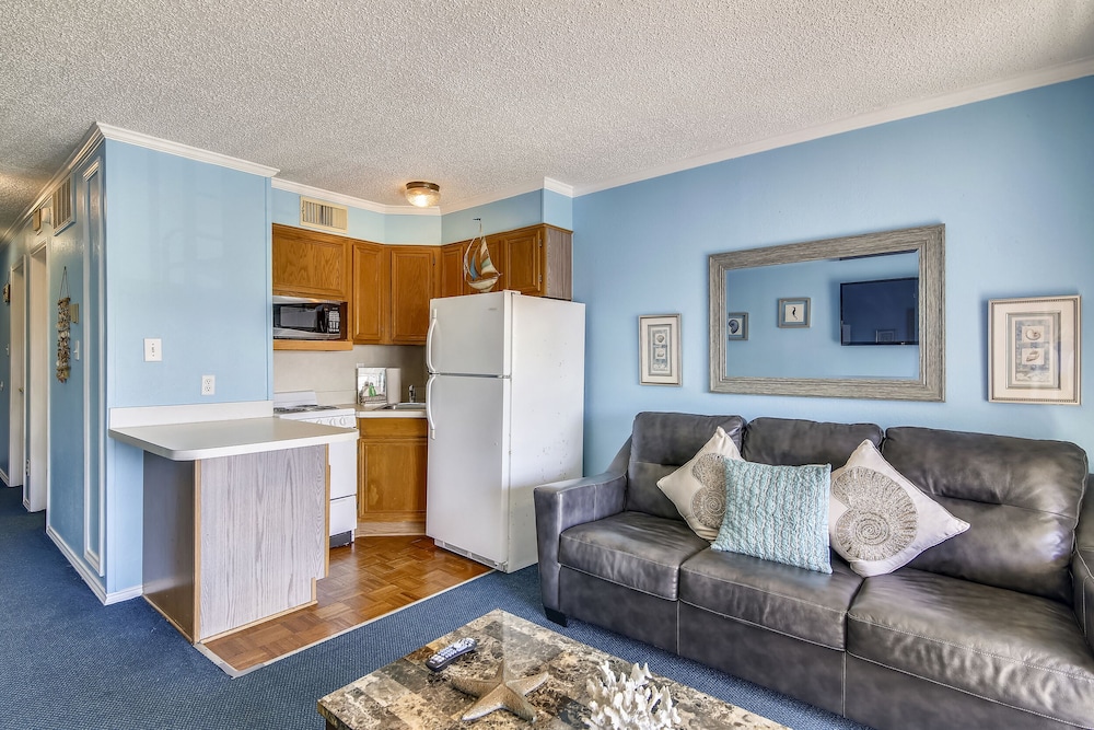 Casa Del Mar Beachfront Suites 68/82