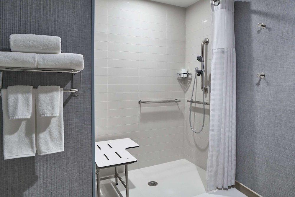 Hyatt Place Wilmington Riverfront 65/66
