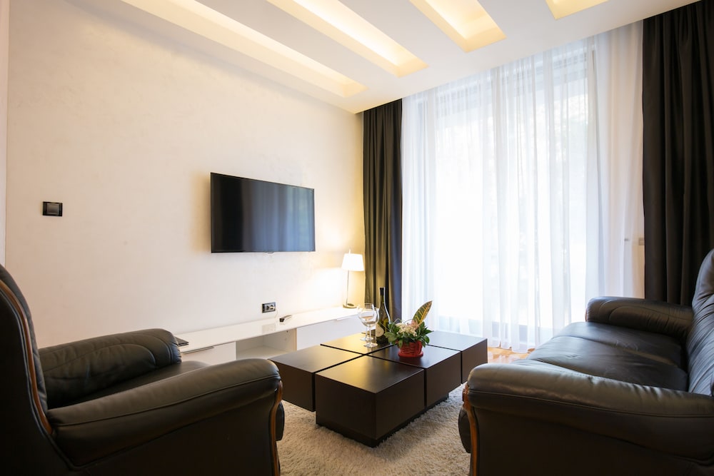 NOVA CITY HOTEL SIGNATURE COLLECTION 33/50