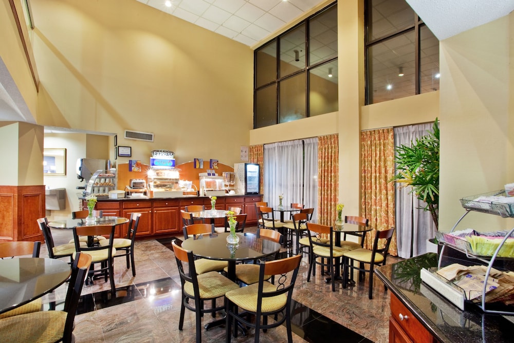 Holiday Inn Express Hotel Suites Lawrenceville 38/49