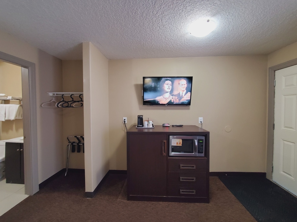 Royal Lodge Motel 6/50