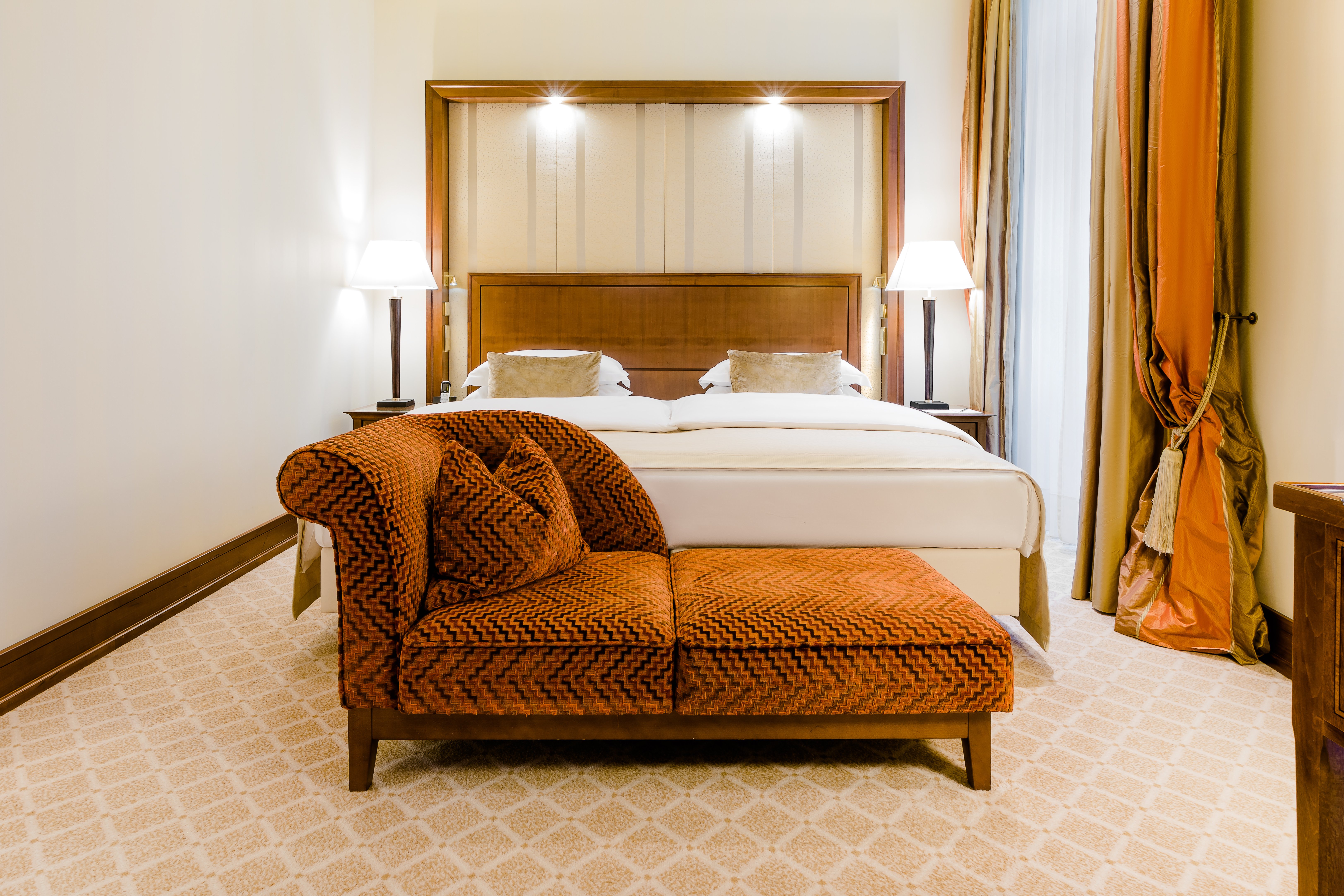 EXECUTIVE, SUITE