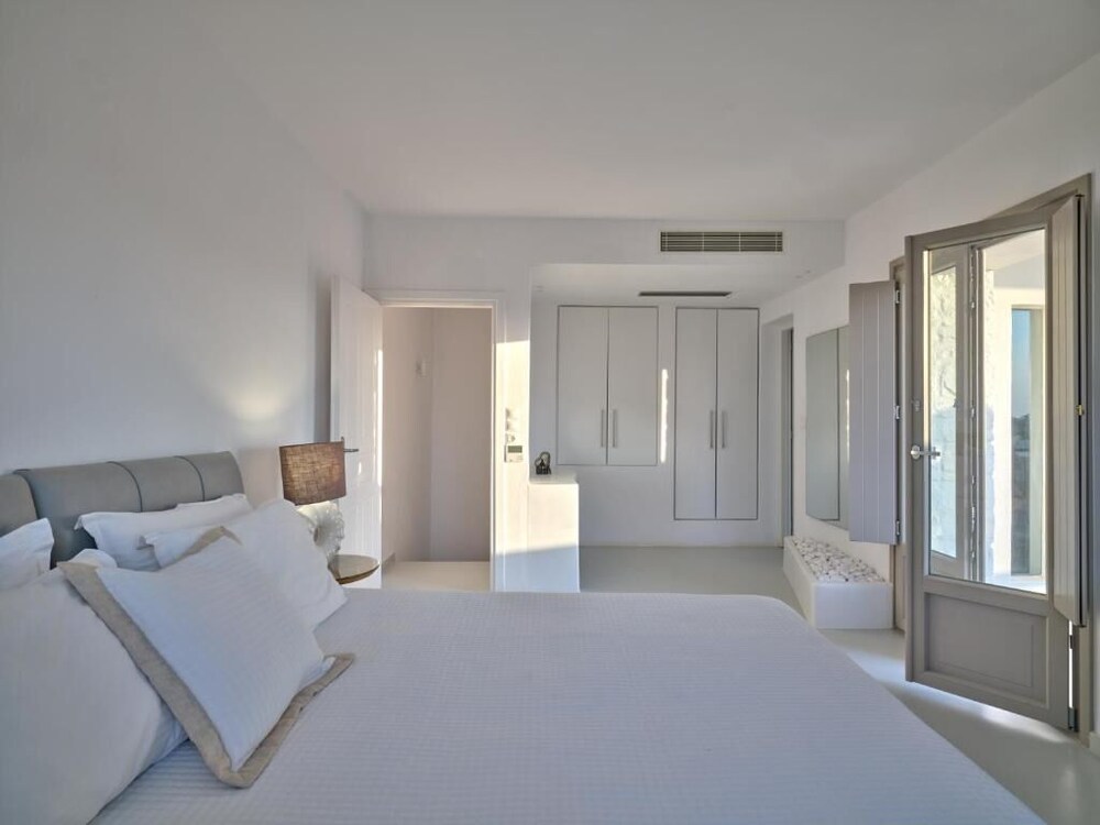 Empire Luxury Villas 9/48