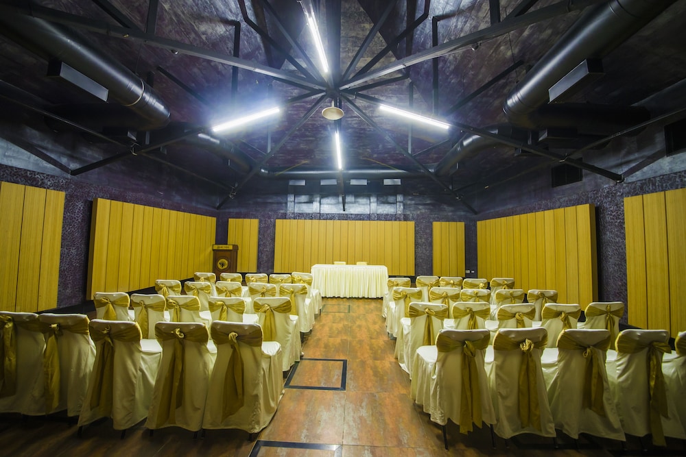 The Renai Cochin 33/43
