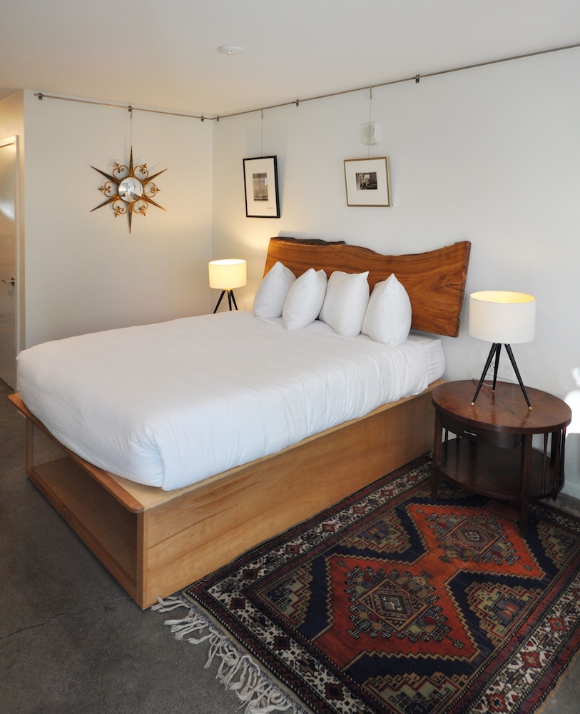QUEEN BED