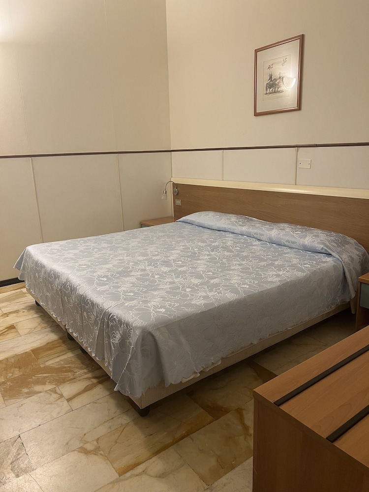 ECONOMY, DOUBLE OR TWIN BED