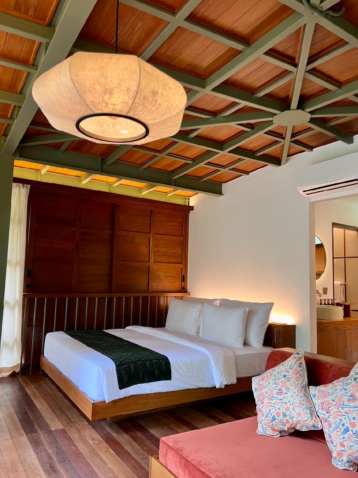 Roof Top, Tree House, Studio, Queen Bed