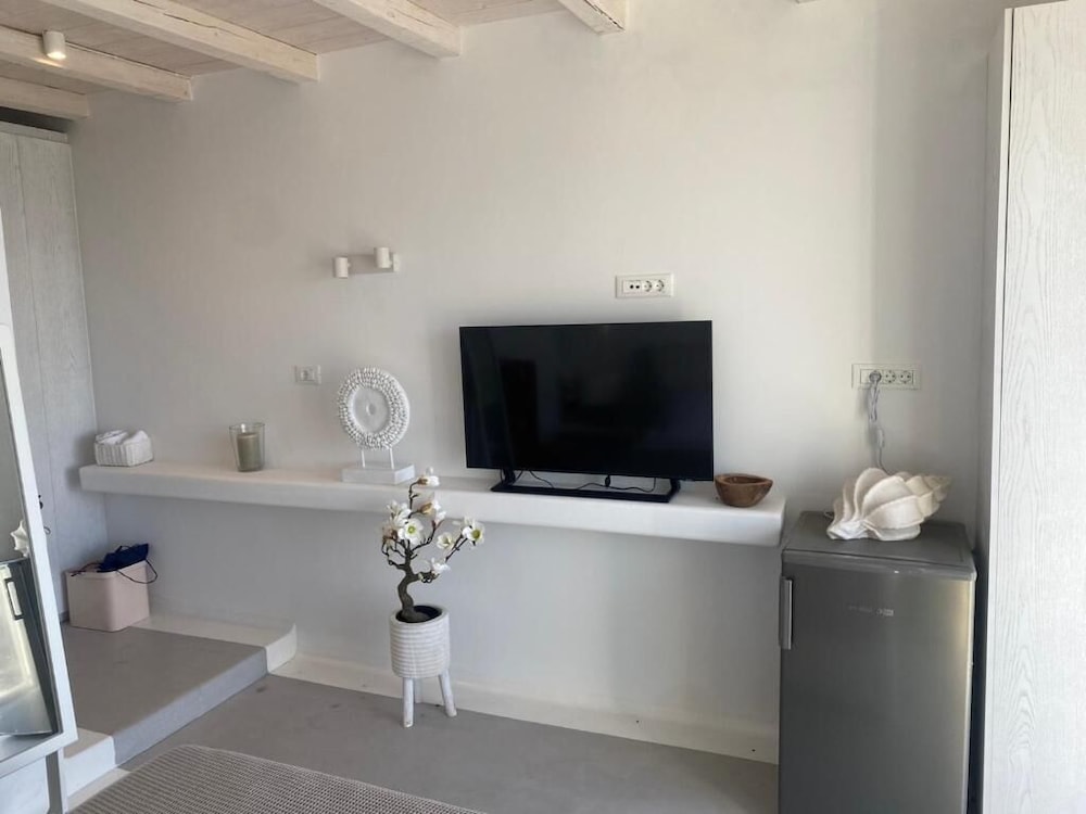 WHITE ROCK SUITES & VILLAS 35/50