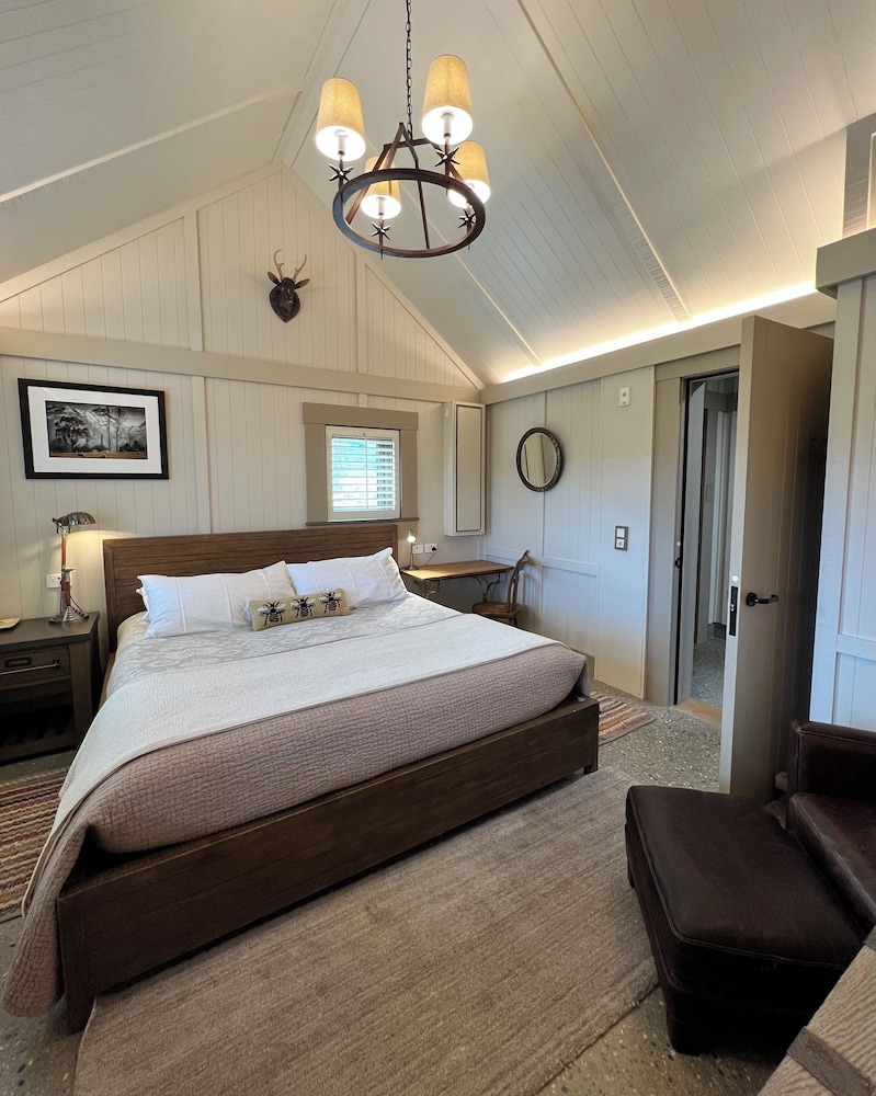 2 Bedrooms, Premium, Economy, Chalet, 2 King Beds, Mountain View
