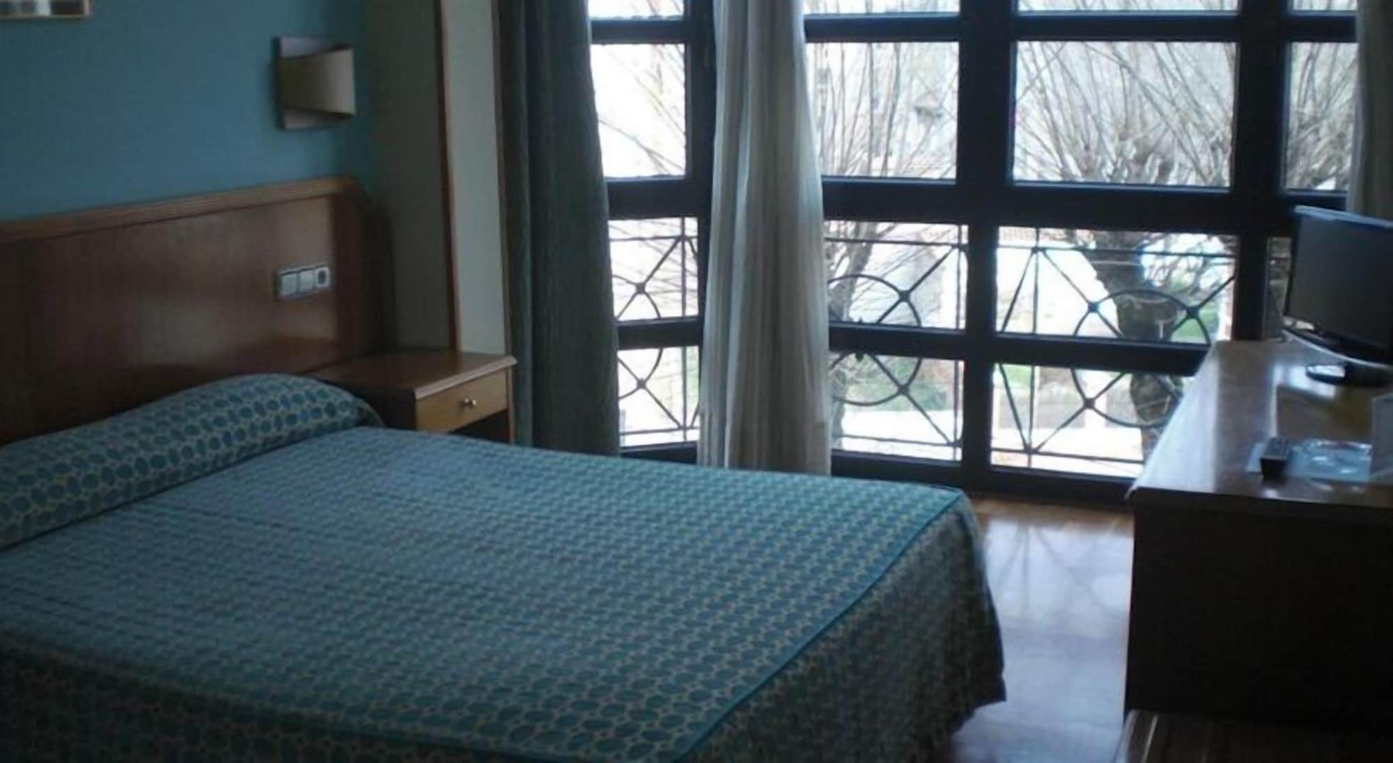 ROOM, DOUBLE BED