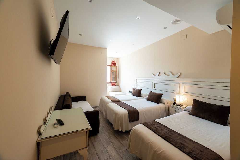 ROOM, TRIPLE