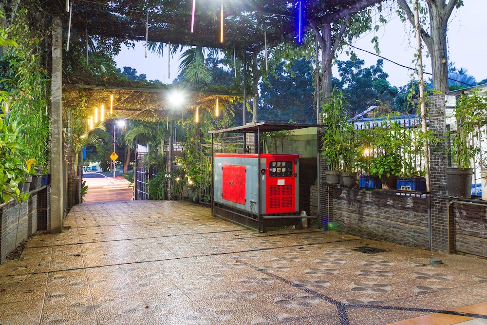 RedDoorz Plus @ Surapati 2 25/28