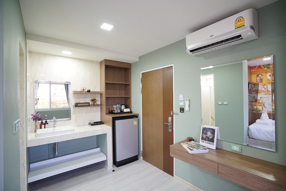THE QUBE FIFTY HOTEL 48/50