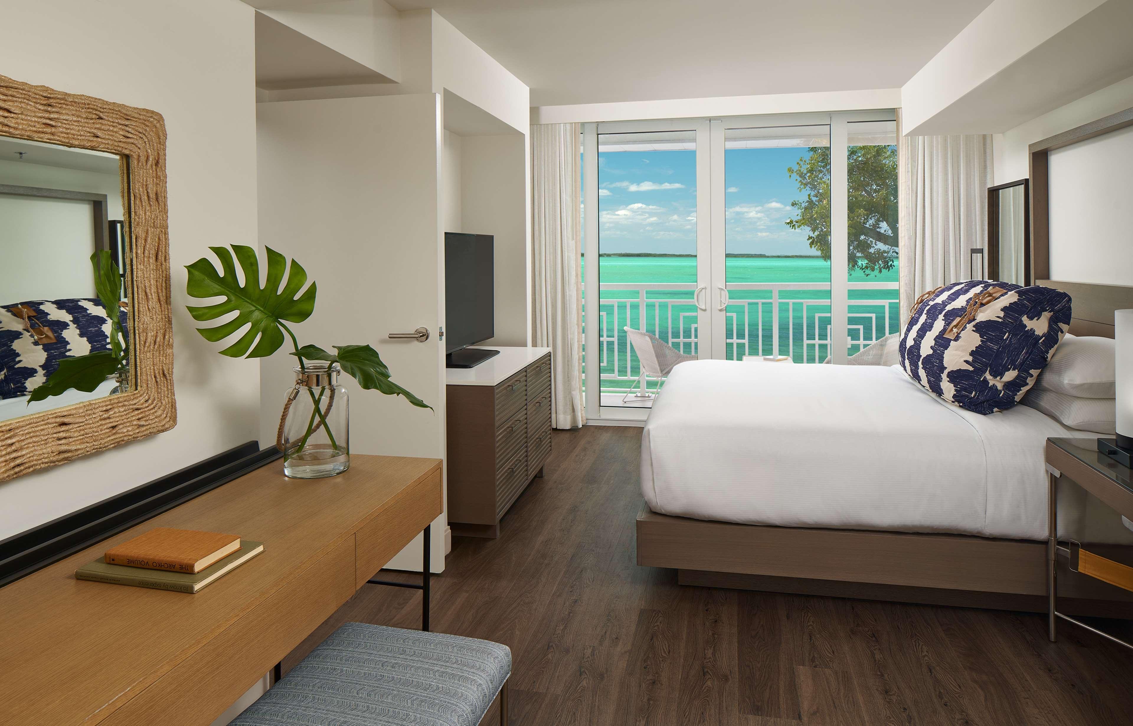 1 Bedroom, Suite, King Bed, Partial Wing, Partial View, Accessible