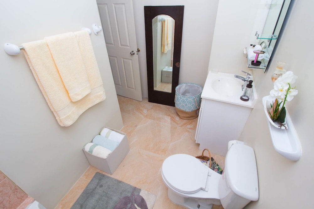 The Bailey's New Kingston Suites 20/23