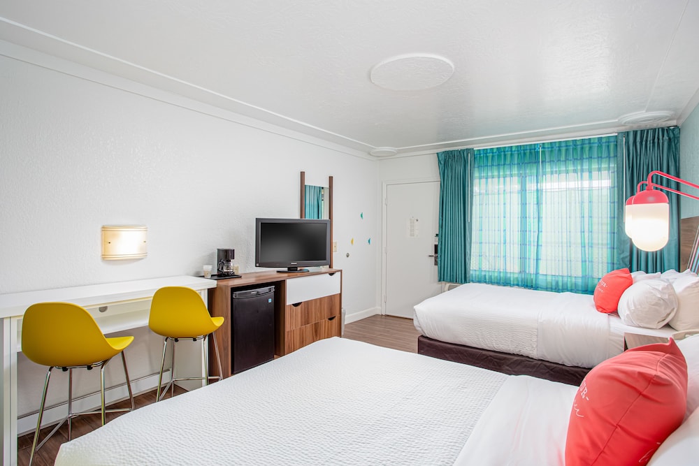 Standard, 2 Queen Beds, Pool Side