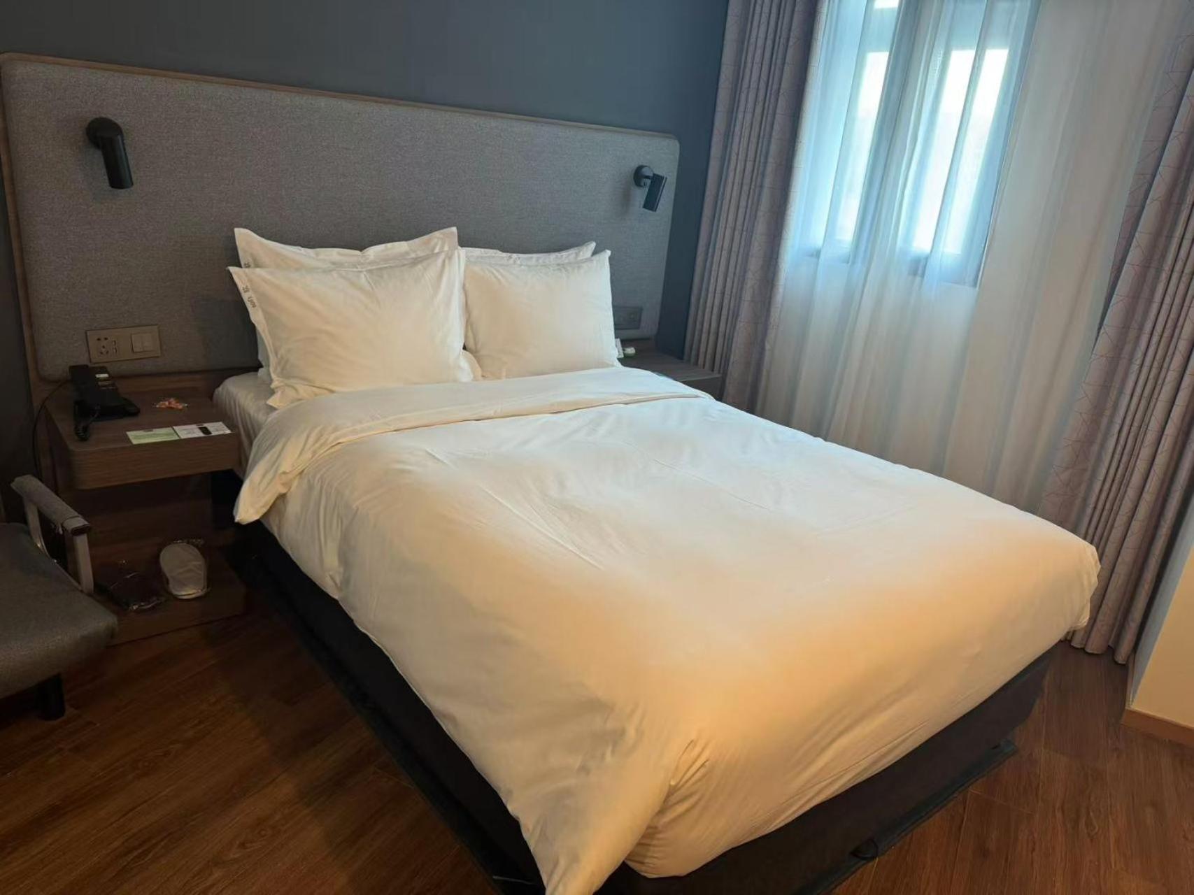 Standard, Queen Bed, Corner