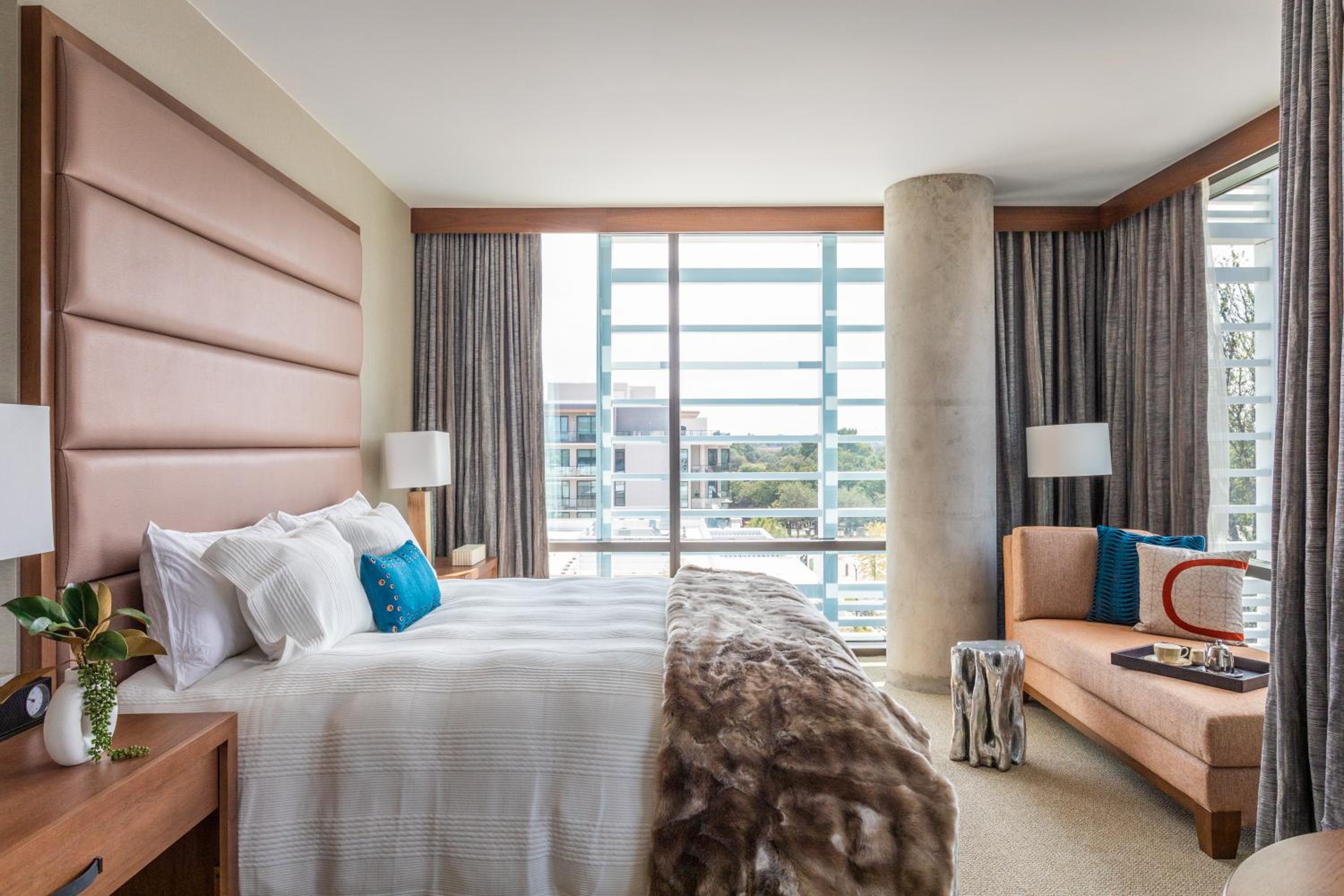 ROOM, KING BED, CORNER