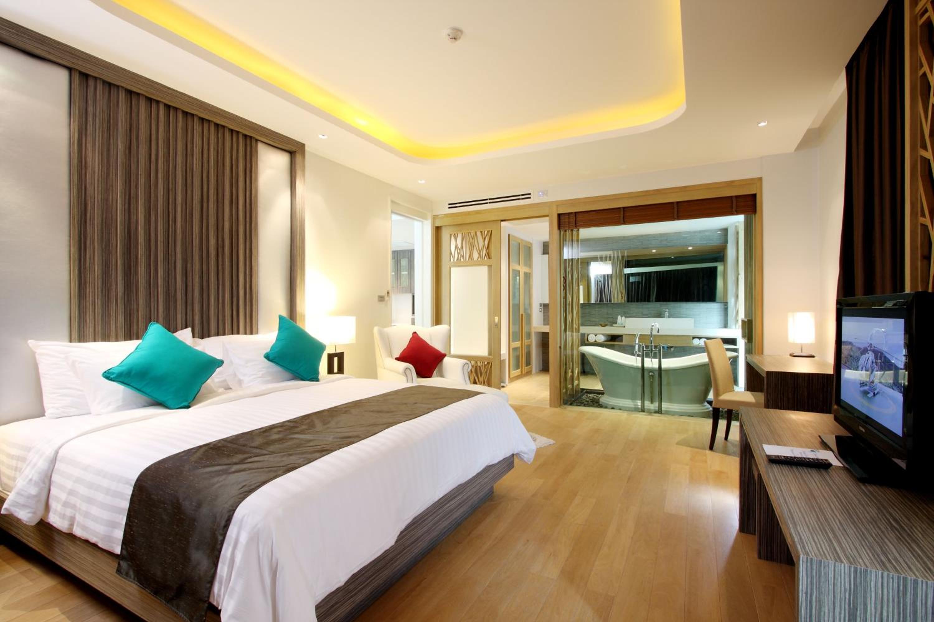2 Bedrooms, Suite, King Bed, Pool Access