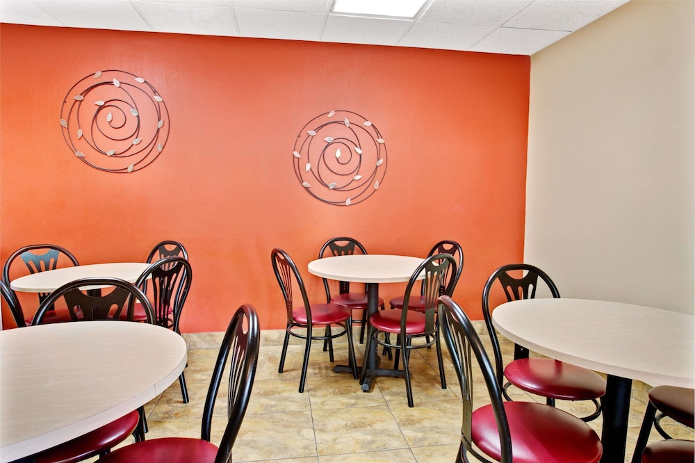 Super 8 By Wyndham Kissimmee/Maingate/Orlando Area 23/28